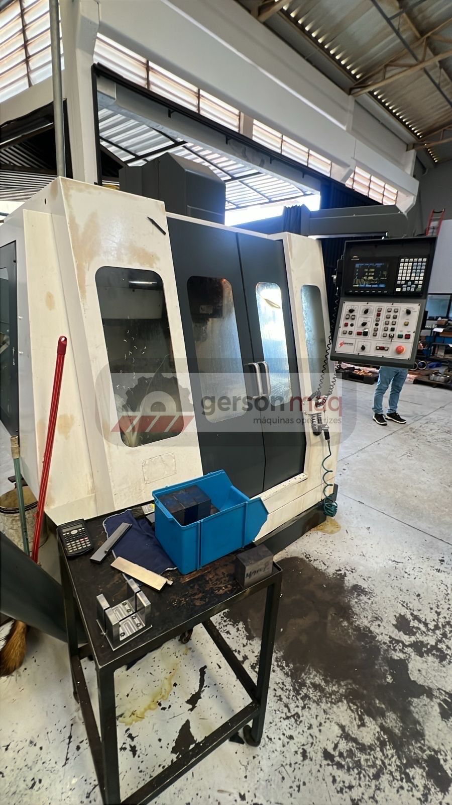 CENTRO DE USINAGEM SINITRON VMC-65 - MAQUINA REVISADA